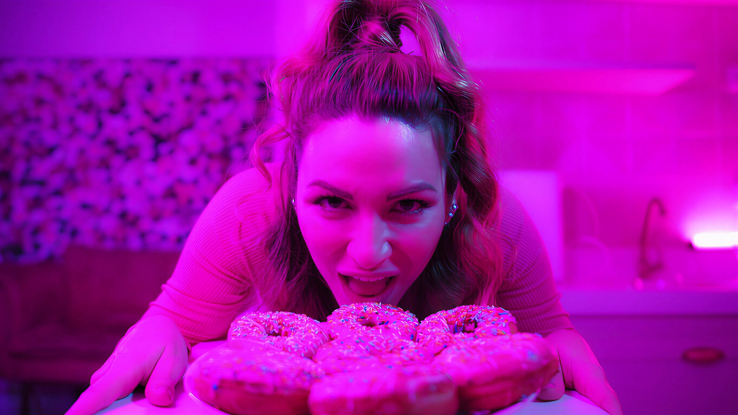 Renathaly aposta no reggaeton romântico e lança videoclipe bilíngue de “Ninguém faz com Tu”