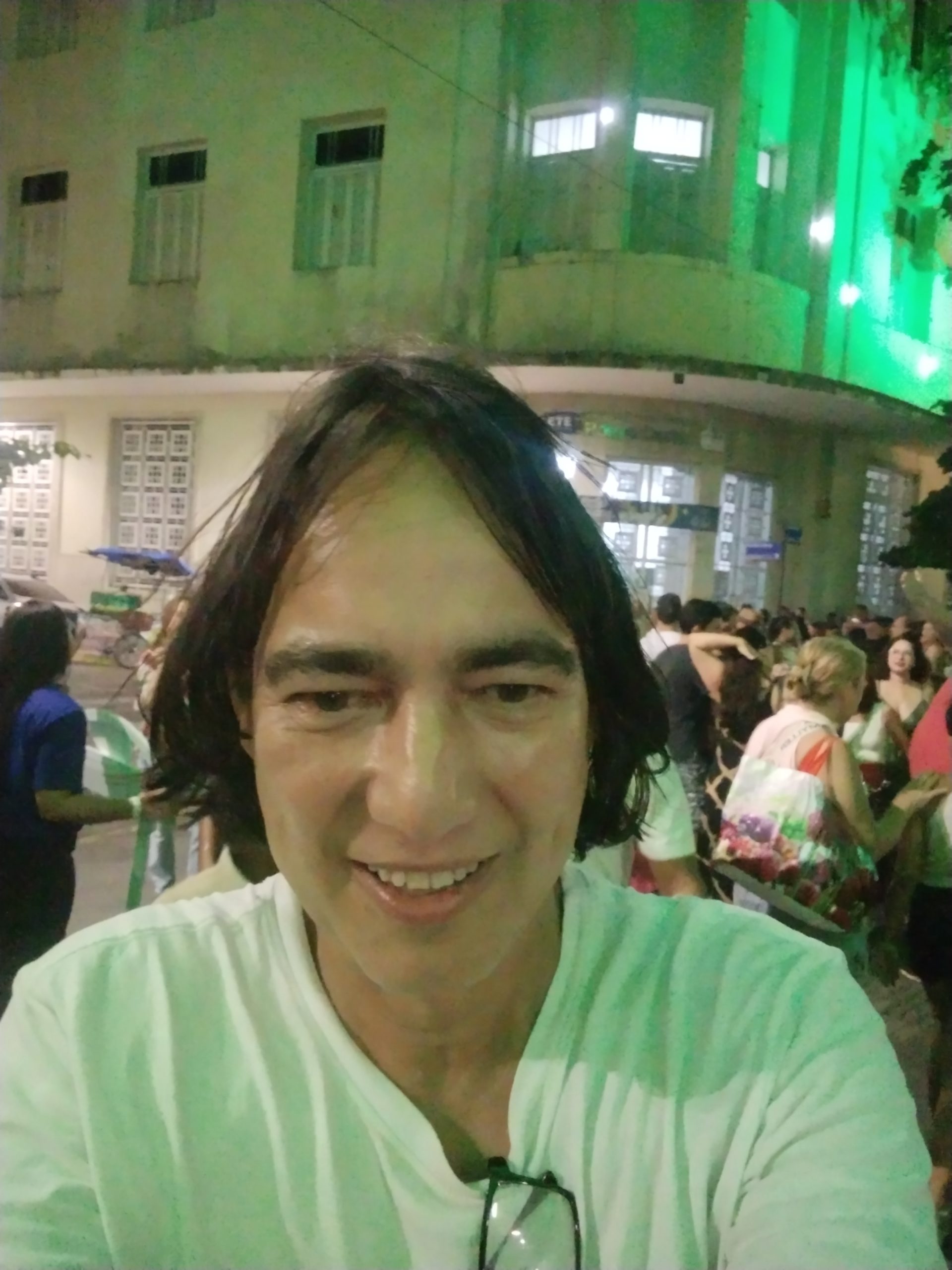 Hackers, amantes profissionais e mentalistas enfrentam chefões do narcotráfico em Carcaças de Feras